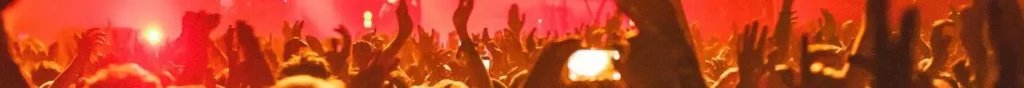 Des spectateurs lèvent les mains dans un concert, événements à venir