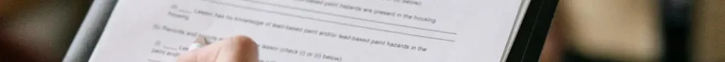 Une main en train de signer un contrat. Mentions légales.